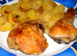 Sült csirkecomb tepsis burgonyával recept fotója