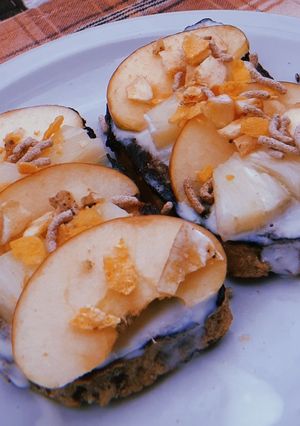 Una foto de Pan integral tostado con yogurt y frutas
