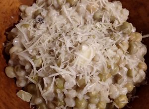 Una foto de Risotto de cebada con arvejas