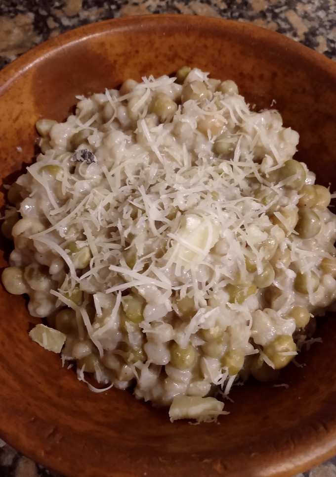 Una foto de Risotto de cebada con arvejas