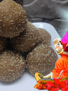 ગોળ ચુરમાના લાડુ(ladu recipe in gujarati) રેસીપી મુખ્ય ફોટો