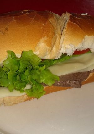 Una foto de Lomito completísimo, a mi gusto!! 🥪🍻