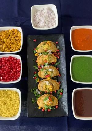જામનગરી તીખા ઘુઘરા (Jamnagariarii Tikha Ghughra Recipe In Gujarati) રેસીપી મુખ્ય ફોટો