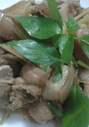 Hình của món Đuôi heo kho xả ớt.
