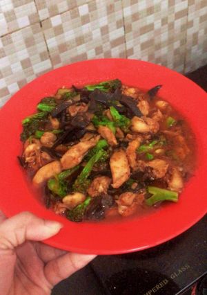 Foto resep Tumis ayam brokoli dan jamur pedas