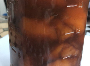 Una foto de Duraznos en almíbar negro