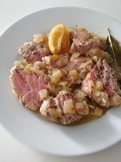 Una foto de Atún encebollado al limón