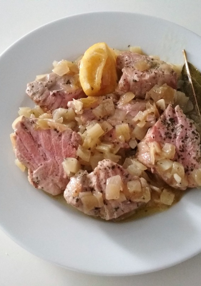 Una foto de Atún encebollado al limón