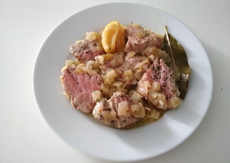 Atún encebollado al limón