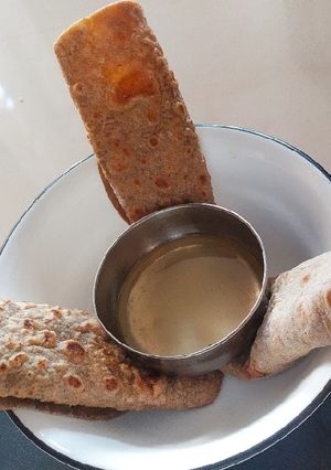 બાજરા ની રોટી (Bajra Roti Recipe In Gujarati) રેસીપી મુખ્ય ફોટો