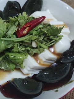 5分鐘上菜-涼拌香根皮蛋豆腐 的食譜成品照片