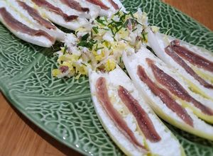 Una foto de Endibias con queso fresco y anchoas