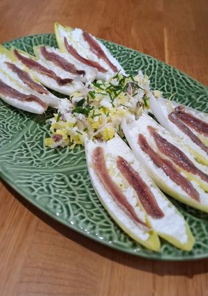 Una foto de Endibias con queso fresco y anchoas