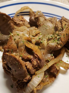 A picture of Chicken Livers and Onions.