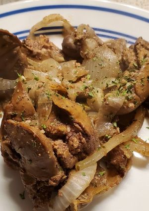 A picture of Chicken Livers and Onions.