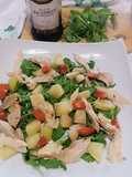Insalata di pollo lesso con patate, rucola e pomodorini