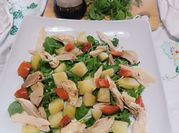 Una foto di insalata pollo