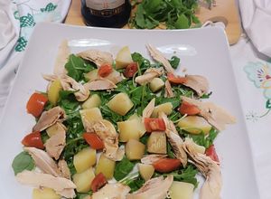 Foto di Insalata di pollo lesso con patate, rucola e pomodorini