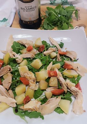 Foto di Insalata di pollo lesso con patate, rucola e pomodorini