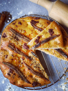 Una foto de Focaccia con anchoas y paté de aceituna negra con avellanas
