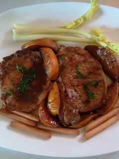 Una foto de Chuletas de cerdo con melocotón