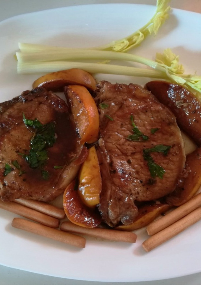 Una foto de Chuletas de cerdo con melocotón