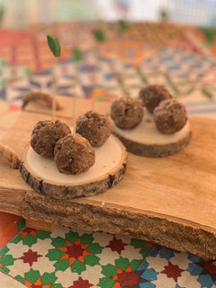 Una foto de Mini albondiguitas de carne con berenjena y cebolla