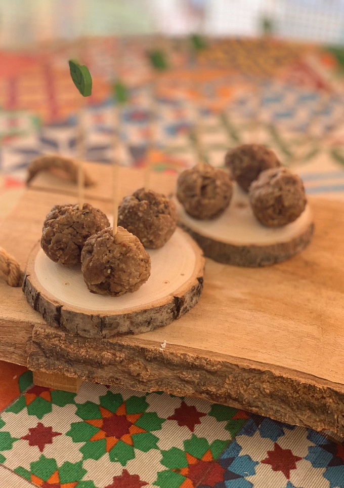 Una foto de Mini albondiguitas de carne con berenjena y cebolla