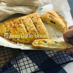 A picture of Cheesy Garlic Bread in Kadhai.