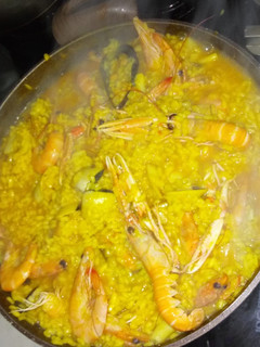 Una foto de Paella de marisco