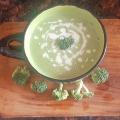 A picture of Cream of broccoli soup.