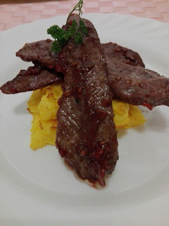 Una foto de Filetes de pato con salsa de frambuesas s/ doraditos de polenta