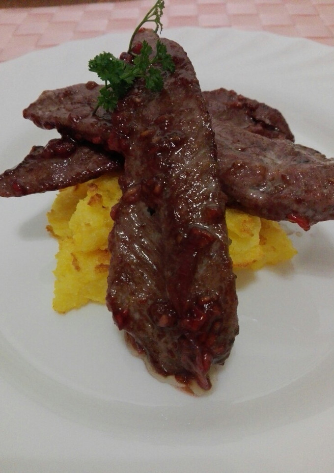 Una foto de Filetes de pato con salsa de frambuesas s/ doraditos de polenta
