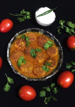 A picture of Chena / Paneer Kofta Curry.