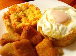 Una foto de Cus-cús con pollo y huevo