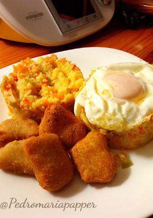 Una foto de Cus-cús con pollo y huevo