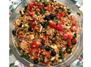 Foto di Insalata di Farro con pomodorini, rucola ed olive
