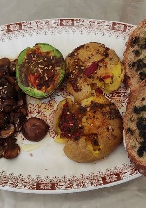 Una foto de Patatas aplastadas, champiñones y aguacate con tostadas