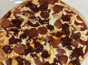 Una foto de como hacer pizza con pan de pita