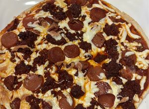 Una foto de Pizza de Carnes Frías en Pan Pita
