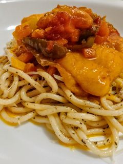 Una foto de SUDAO de MERLUZA🐟, sobre Cama de Pasta Saborizada...!