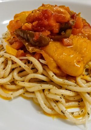 Una foto de SUDAO de MERLUZA🐟, sobre Cama de Pasta Saborizada...!