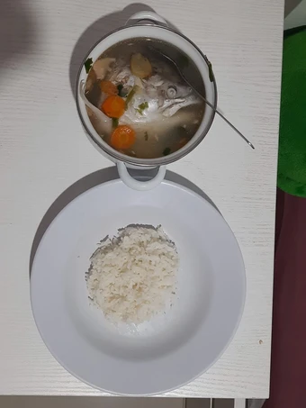 Cara Mudah Menyiapkan Resep Sup kepala salmon yang Bisa Manjain Lidah Anti Ribet, Mantap