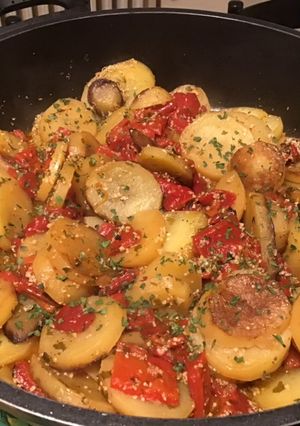 Une photo de Pommes de terre et poivrons rouges aux herbes aromatiques