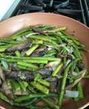 Espárragos con hongos portobello