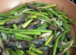 Una foto de Espárragos con hongos portobello