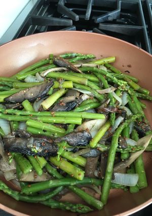 Una foto de Espárragos con hongos portobello