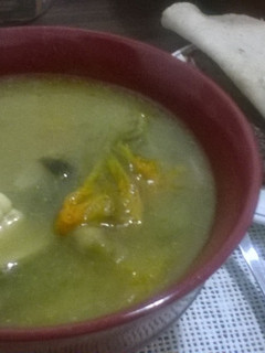 Una foto de Sopa de flor de calabaza y chile poblano (olla de cocción lenta CrockPot-SlowCooker)