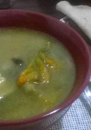 Una foto de Sopa de flor de calabaza y chile poblano (olla de cocción lenta CrockPot-SlowCooker)