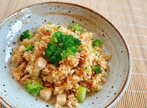 Hình của món Cơm chiên hắc xì dầu, bông cải xanh.